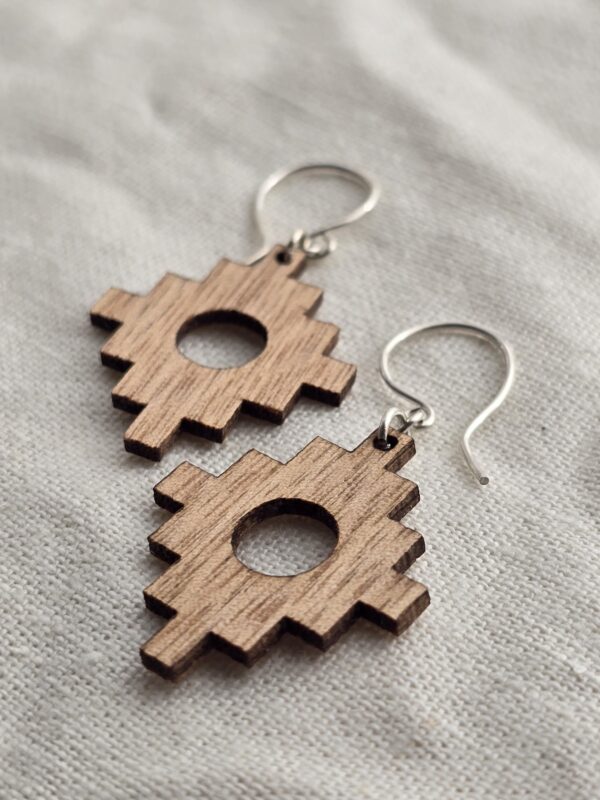 ngümin oak earrings