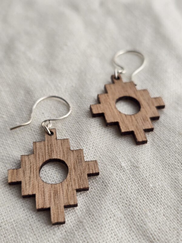 ngümin oak earrings
