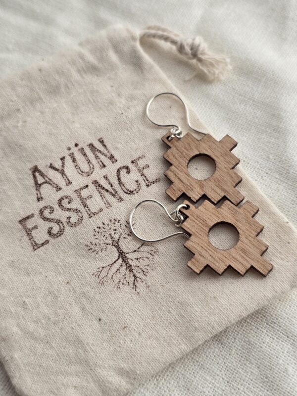 ngümin oak earrings